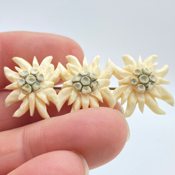 Vintage Set of 3 Daisy Brooch Floral Enamel Gold Tone Green Plastic Pin Trio - Picture 14 of 14